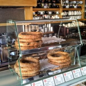 Βιτρίνα παρουσίασης 2 επιπέδων με ανακλεινόμενες πόρτες